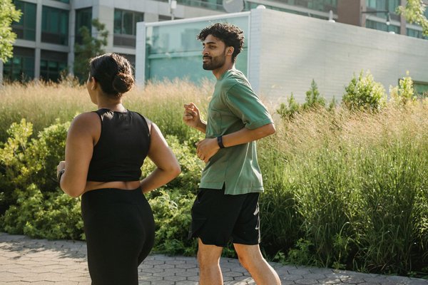Découvrez Comment la Marche Active Peut Fondre la Graisse Abdominale Efficacement